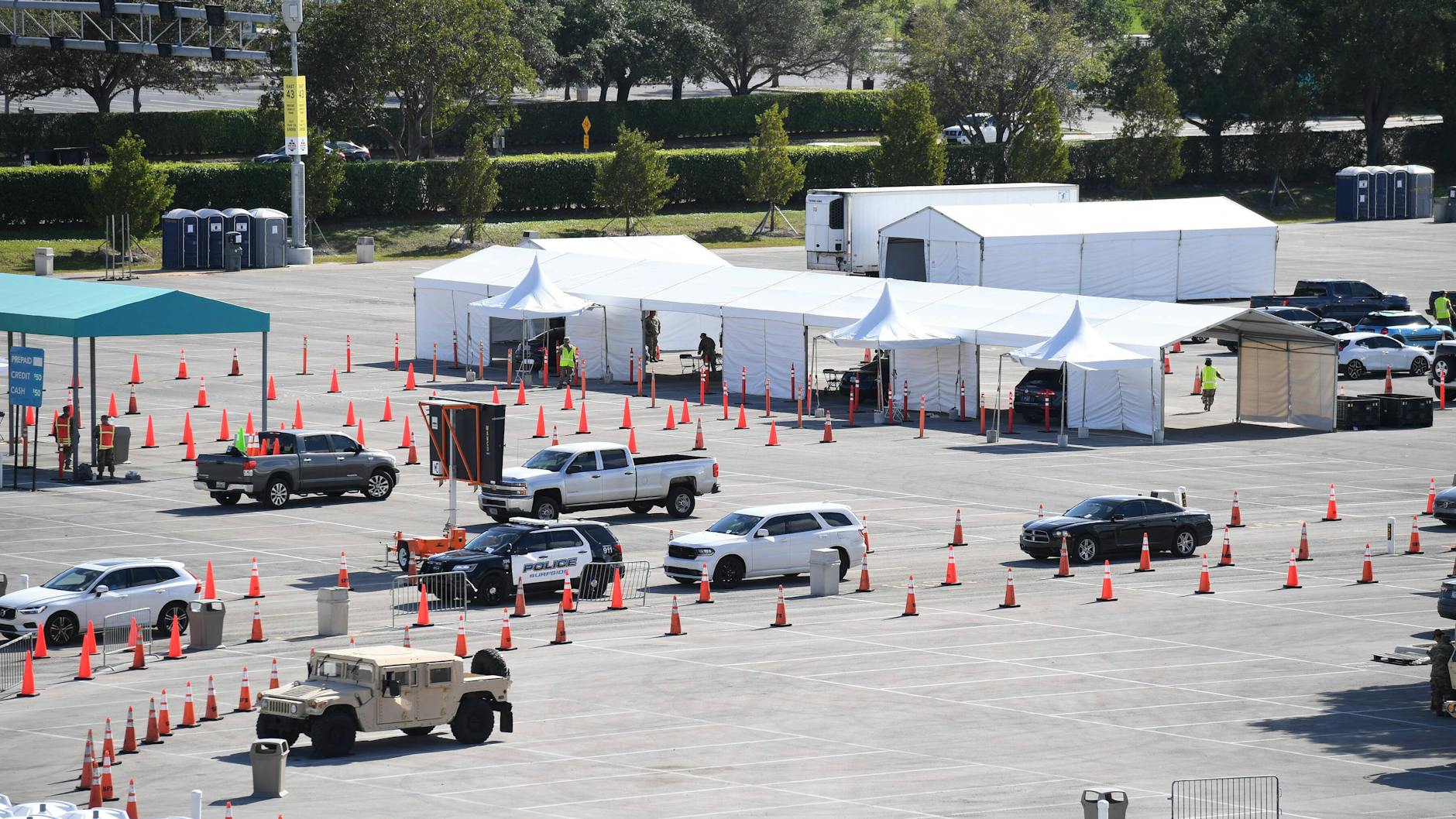 Eine mobile Teststation auf einem Parkplatz in Florida.