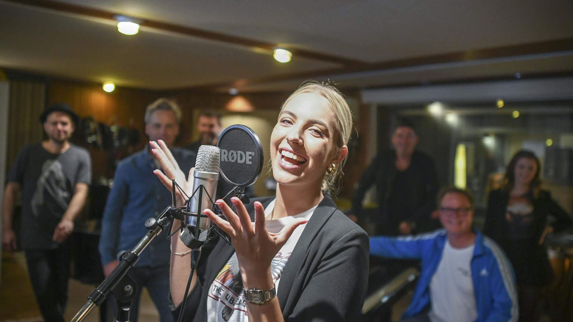 Schlager-Küken und DSDS-Star Paulina Wagner probt am Mikro einen Song, den sie mit der neuen Schlager-Schreiber-Garde kreiert hat.