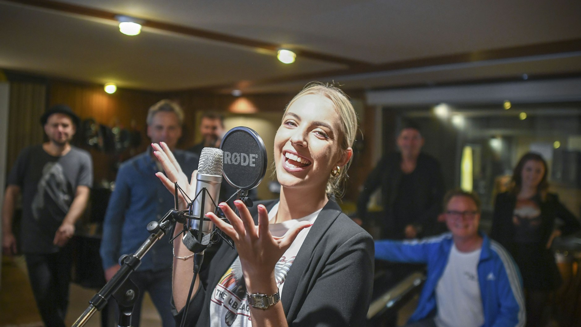 Schlager-Küken und DSDS-Star Paulina Wagner probt am Mikro einen Song, den sie mit der neuen Schlager-Schreiber-Garde kreiert hat.