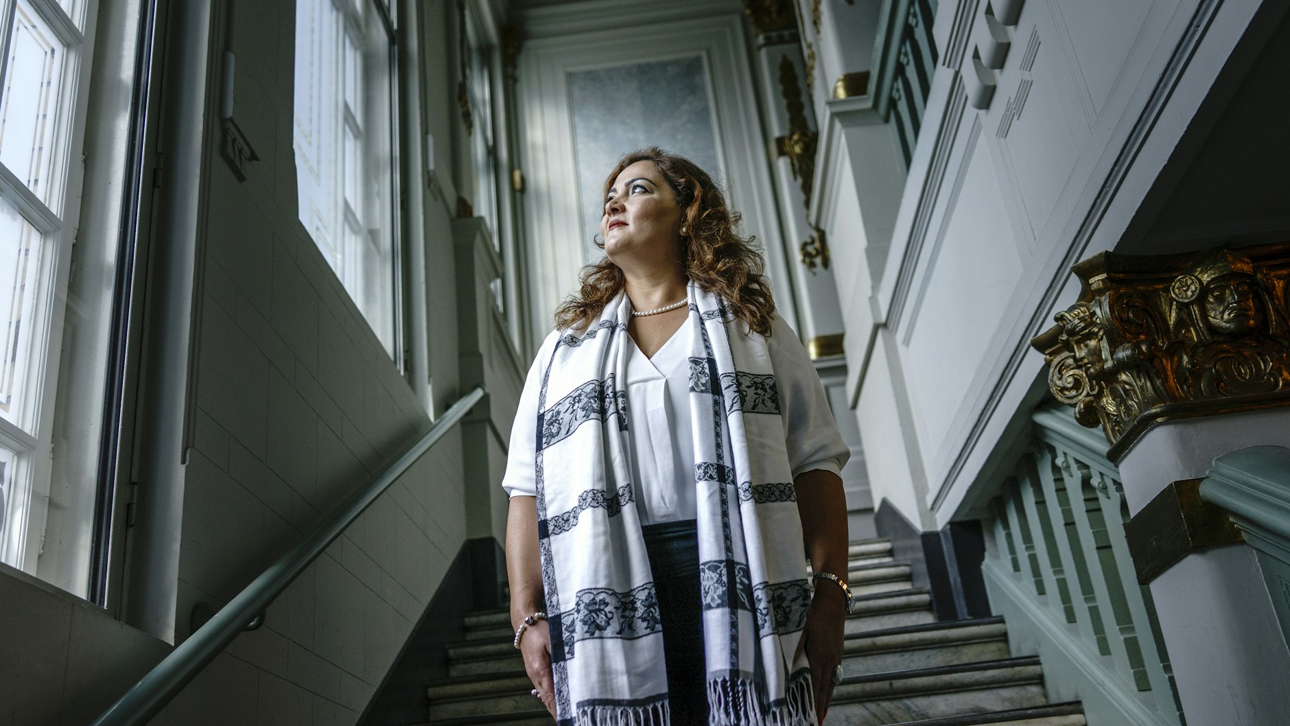 Ziena Abou steht nach dem Erhalt ihrer Einbürgerungsurkunde im Rathaus Pankow. Sie kam 2014 nach Deutschland.<br>