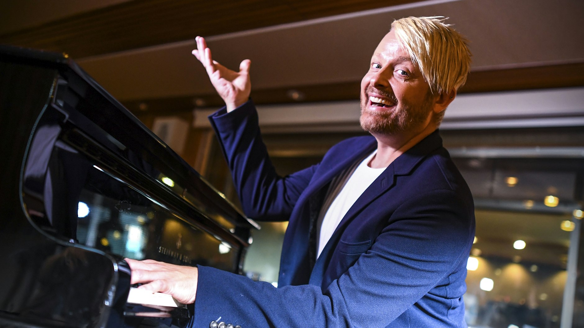 Ross Antony ist begeistert: Drei Songs aus dem Workshop landen auf sein neues Album.