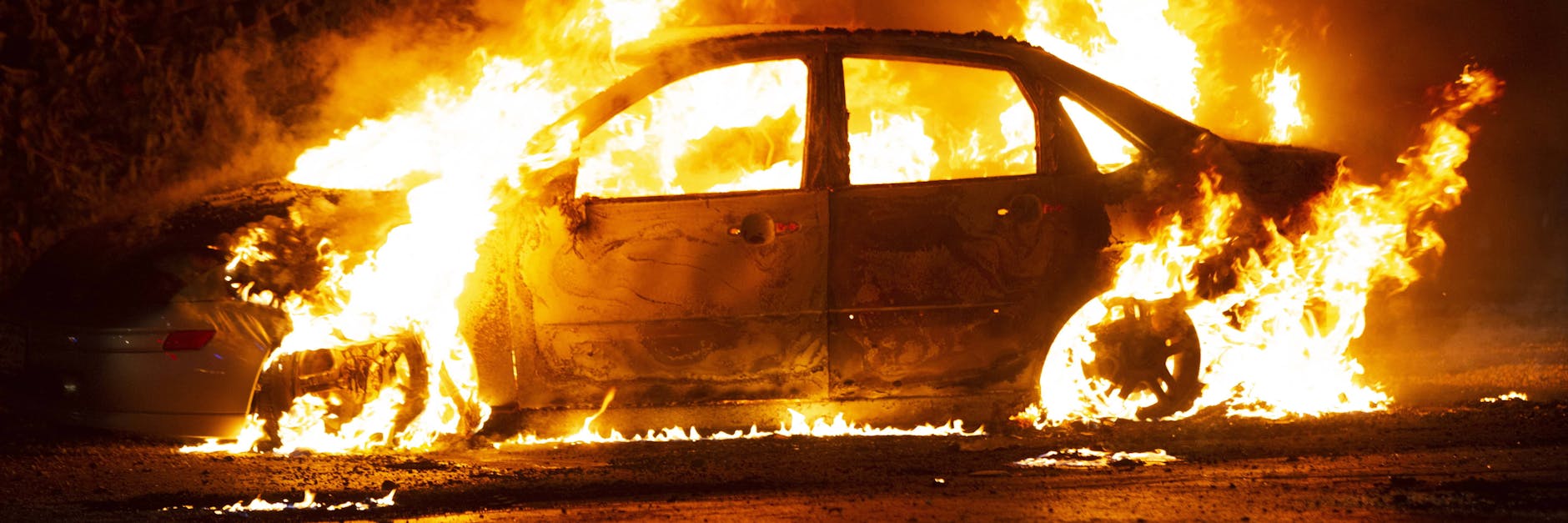 Ein in Brand gestecktes Auto in der amerikanischen Stadt Kenosha, in der es erneut zu Ausschreitungen kam.