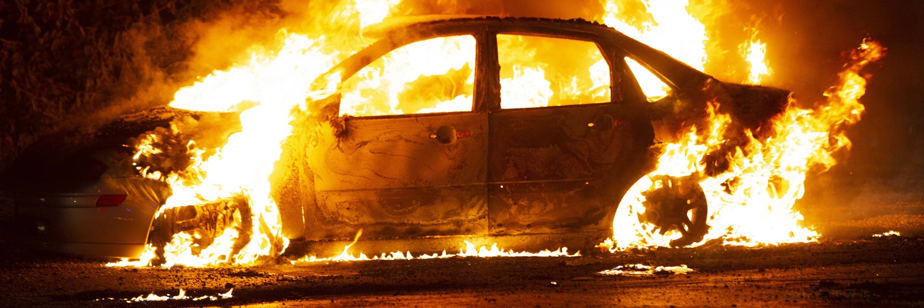 Ein in Brand gestecktes Auto in der amerikanischen Stadt Kenosha, in der es erneut zu Ausschreitungen kam.