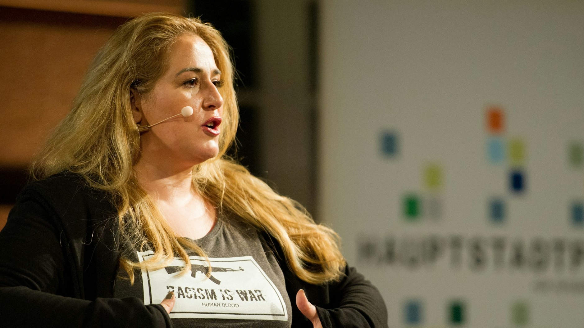 Kabarettistin Idil Baydar lebt in Frankfurt und Berlin. Bekannt wurde sie ab 2014 in ihrer Rolle als&nbsp;„Integrationsalbtraum Jilet Ayse“.&nbsp;