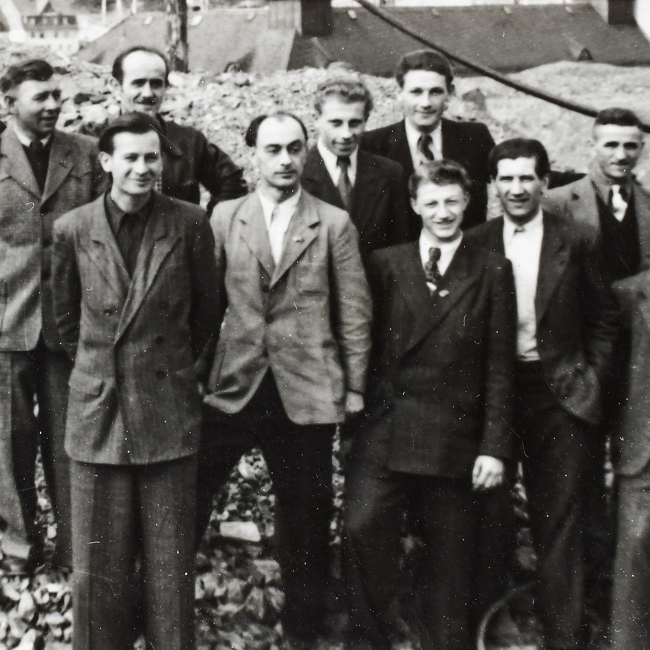 Alexander Saager (vorne, 3. von links) mit seinen Bergbau-Kumpels 1950. Er überlebte als Einziger.&nbsp;&nbsp;