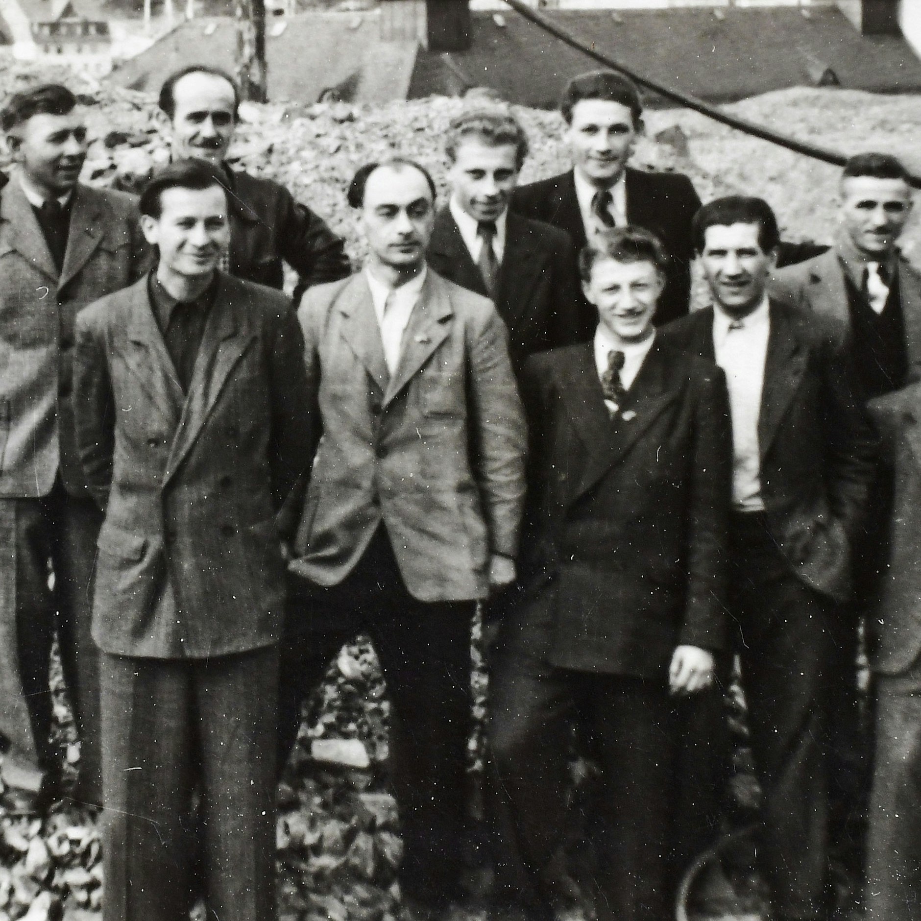 Alexander Saager (vorne, 3. von links) mit seinen Bergbau-Kumpels 1950. Er überlebte als Einziger. 