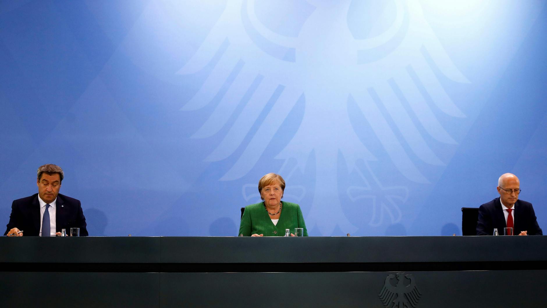 Bayerns Ministerpräsident Markus Söder, Kanzlerin Angela Merkel und Hamburgs Erster Bürgermeister Peter Tschentscher (v.l.) am Donnerstag.