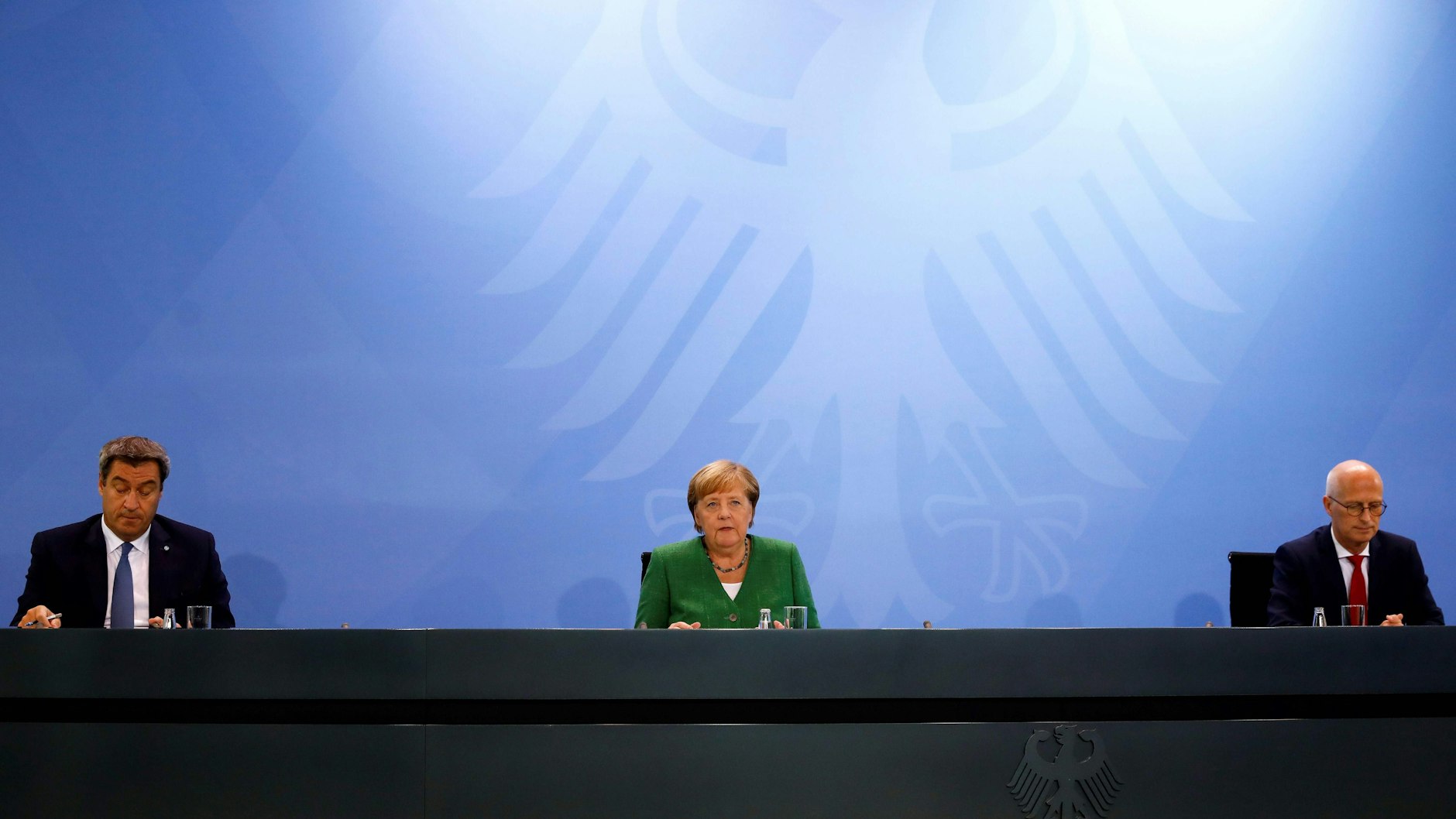 Bayerns Ministerpräsident Markus Söder, Kanzlerin Angela Merkel und Hamburgs Erster Bürgermeister Peter Tschentscher (v.l.) am Donnerstag.