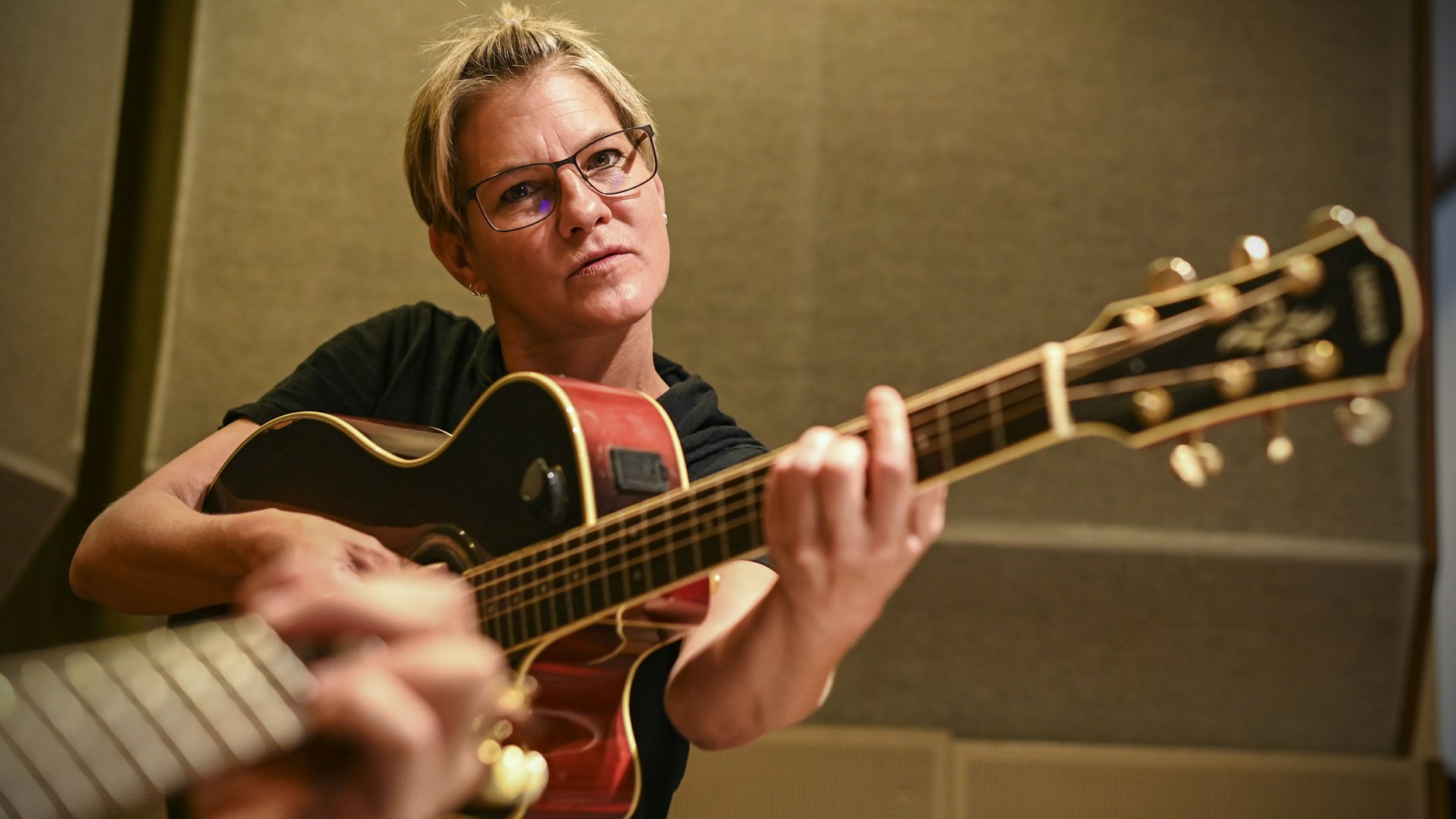 Anja Krabbe tourte einst als Rock-Sängerin, nun textet und komponiert sie für Bernhard Brink.