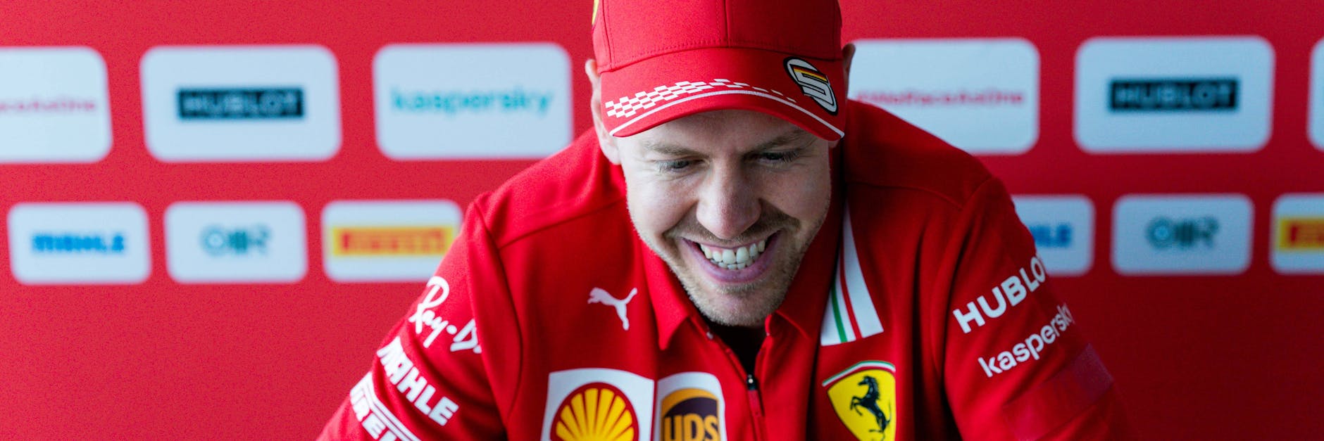 Sebastian Vettel will endlich bald wieder lachen können. Ein Wechsel vom Chaos-Rennstall Ferrari zu Aston Martin ist greifbar nah.