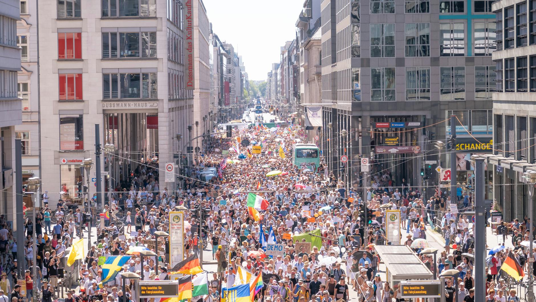 Die für Sonnabend angekündigte Großdemonstration gegen Corona-Auflagen darf stattfinden. Doch wer sind die Menschen, die in Berlin zusammenkommen? 