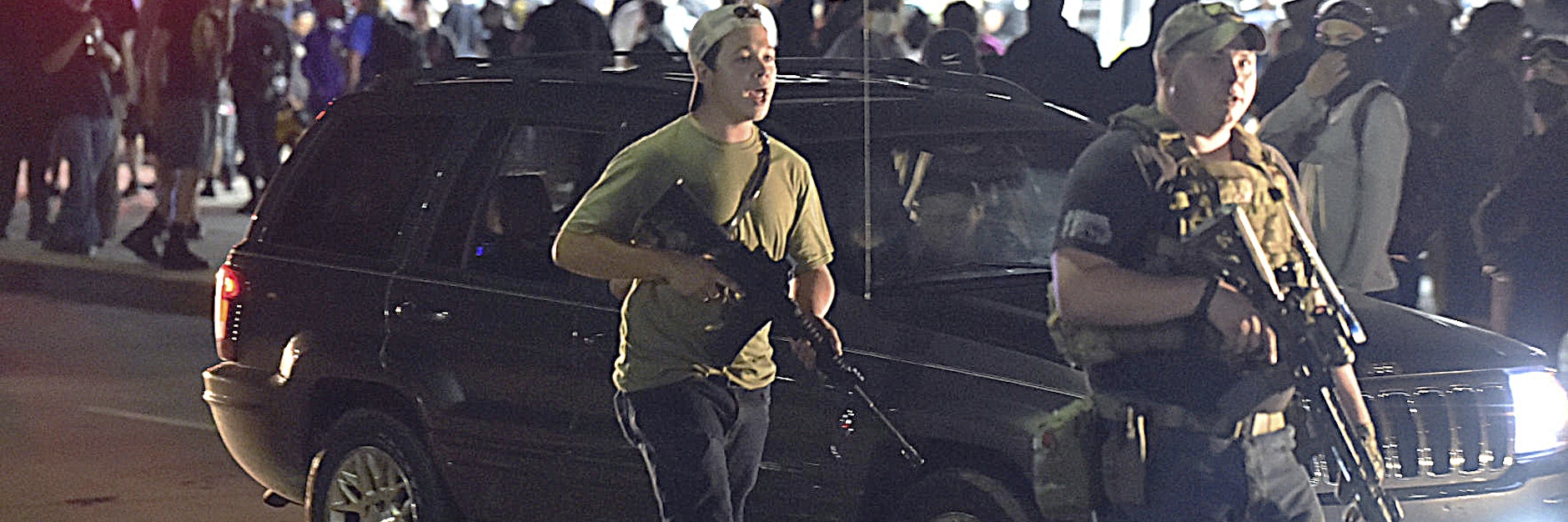 Neben seinem Gewehr trug Kyle Rittenhouse ein olivgrünes Shirt und eine Kappe mit US-Flagge.