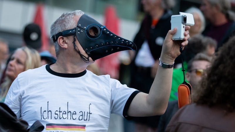 Die Kundgebung mit dem Motto „Berlin invites Europe! – Berlin lädt Europa ein“ soll der Auftakt für die am Mittwoch verbotene Demonstration gegen Corona-Beschränkungen am Sonnabend sein.