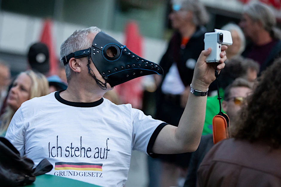 Die Kundgebung mit dem Motto „Berlin invites Europe! – Berlin lädt Europa ein“ soll der Auftakt für die am Mittwoch verbotene Demonstration gegen Corona-Beschränkungen am Sonnabend sein.