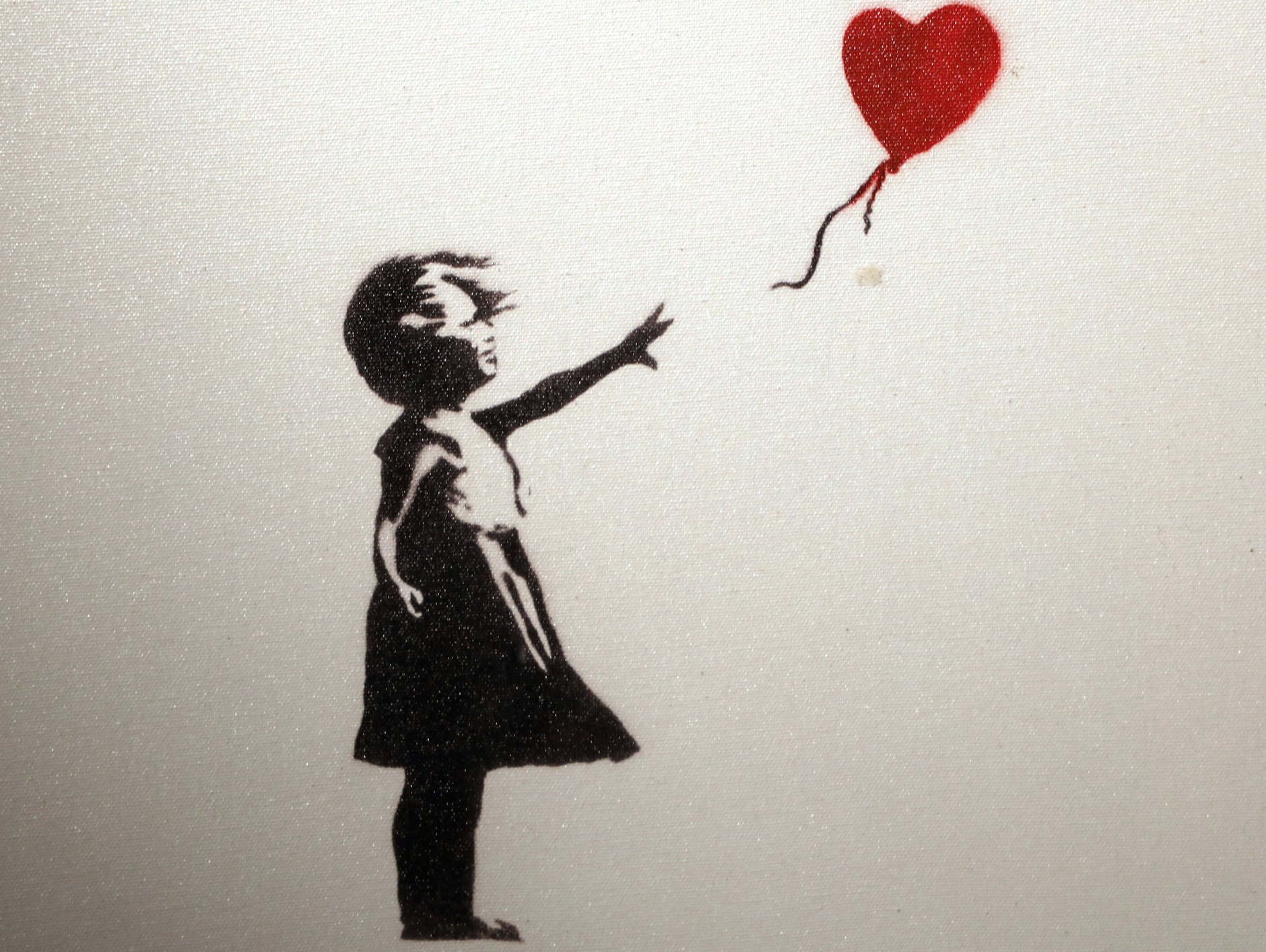 Banksys „Mädchen mit Ballon“ wurde durch eine Kampagne des Künstlers bekannt, die <a href="https://de.wikipedia.org/wiki/Fl%C3%BCchtlinge_des_syrischen_B%C3%BCrgerkriegs">Flüchtlinge des syrischen Bürgerkriegs</a> unterstützen sollte.