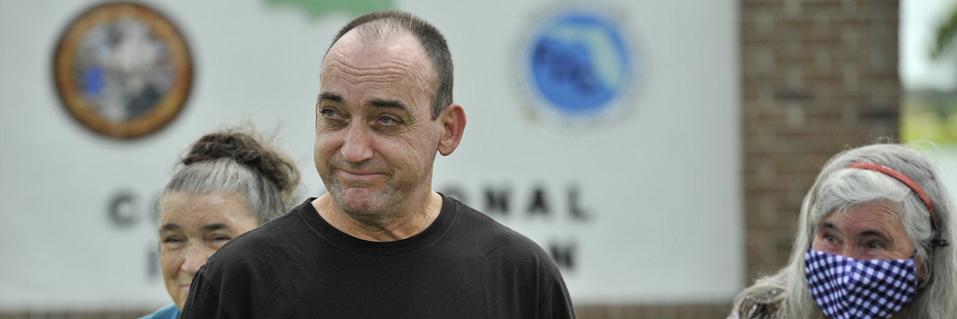 Robert DuBoise auf einer Pressekonferenz kurz nach seiner Entlassung aus der Justizvollzugsanstalt Hardee.