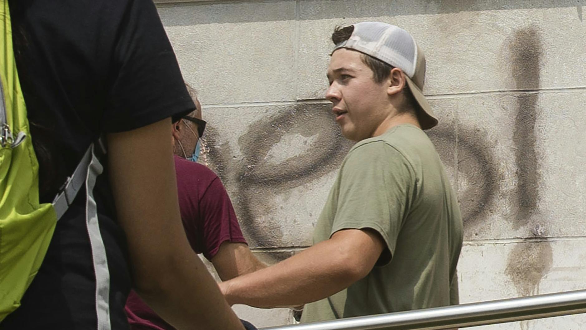 Kyle Rittenhouse beim Säubern einer Wand.