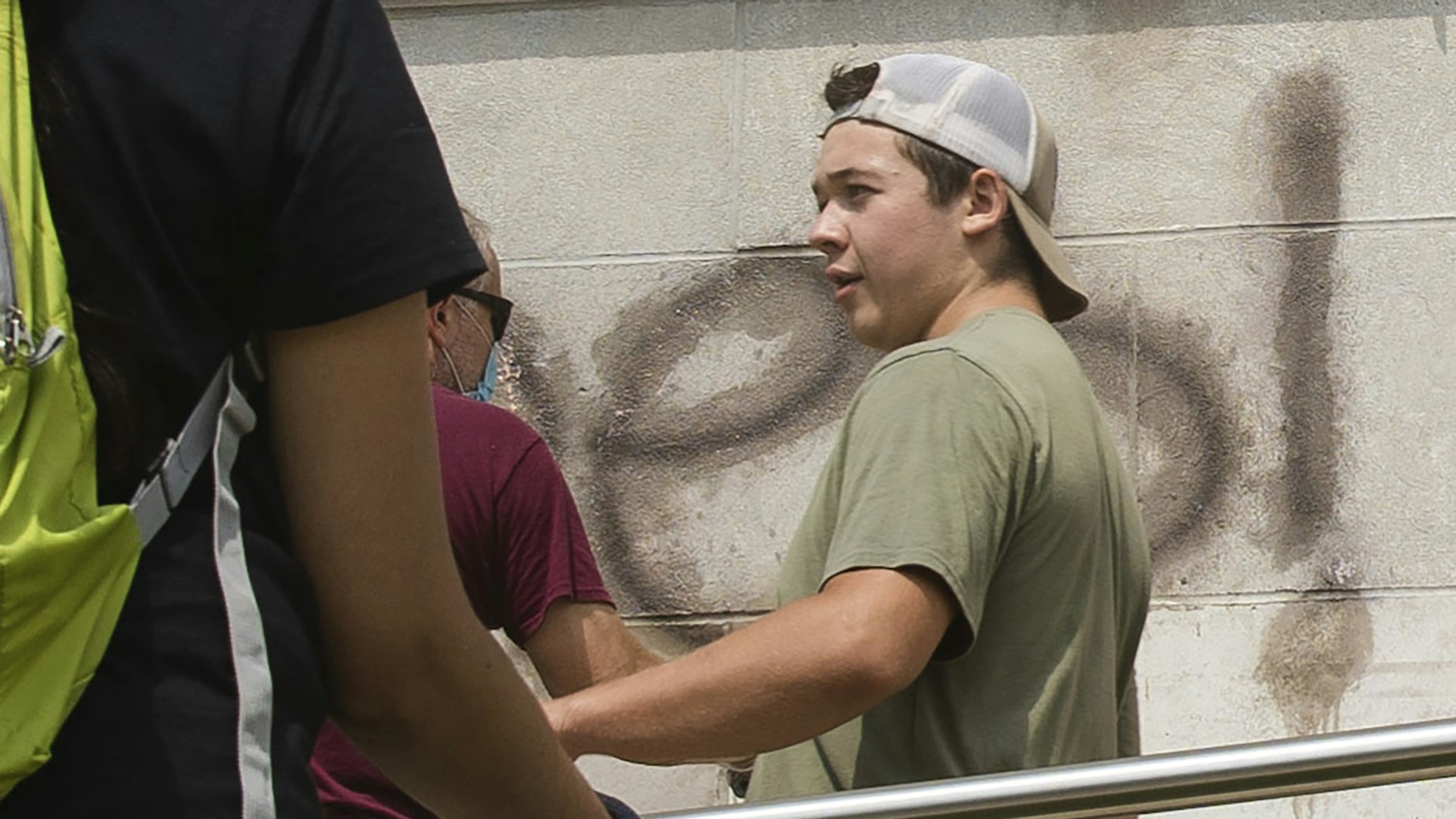 Kyle Rittenhouse beim Säubern einer Wand.