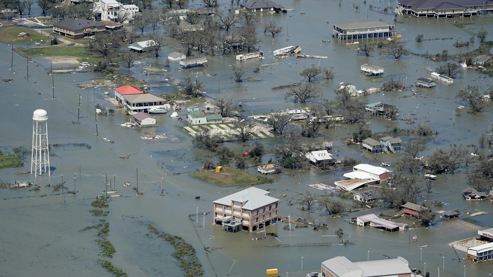 Land unter in Lake Charles: Der Hurrikan ist mit Windgeschwindigkeiten von bis zu 240 Kilometern pro Stunde auf die Südküste des US-Bundesstaates Louisiana getroffen.