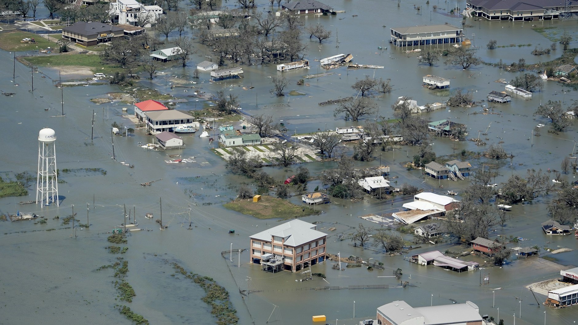 Land unter in Lake Charles: Der Hurrikan ist mit Windgeschwindigkeiten von bis zu 240 Kilometern pro Stunde auf die Südküste des US-Bundesstaates Louisiana getroffen.