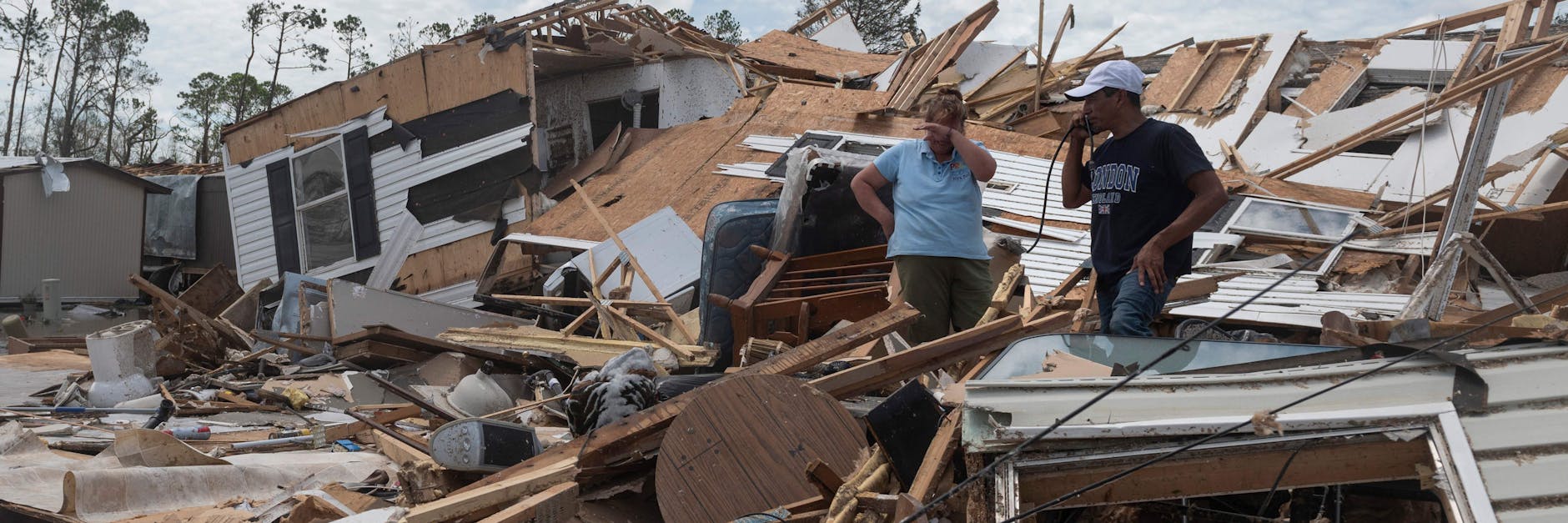Ein Paar steht vor seinem völlig zerstörten Haus in Lake Charles.