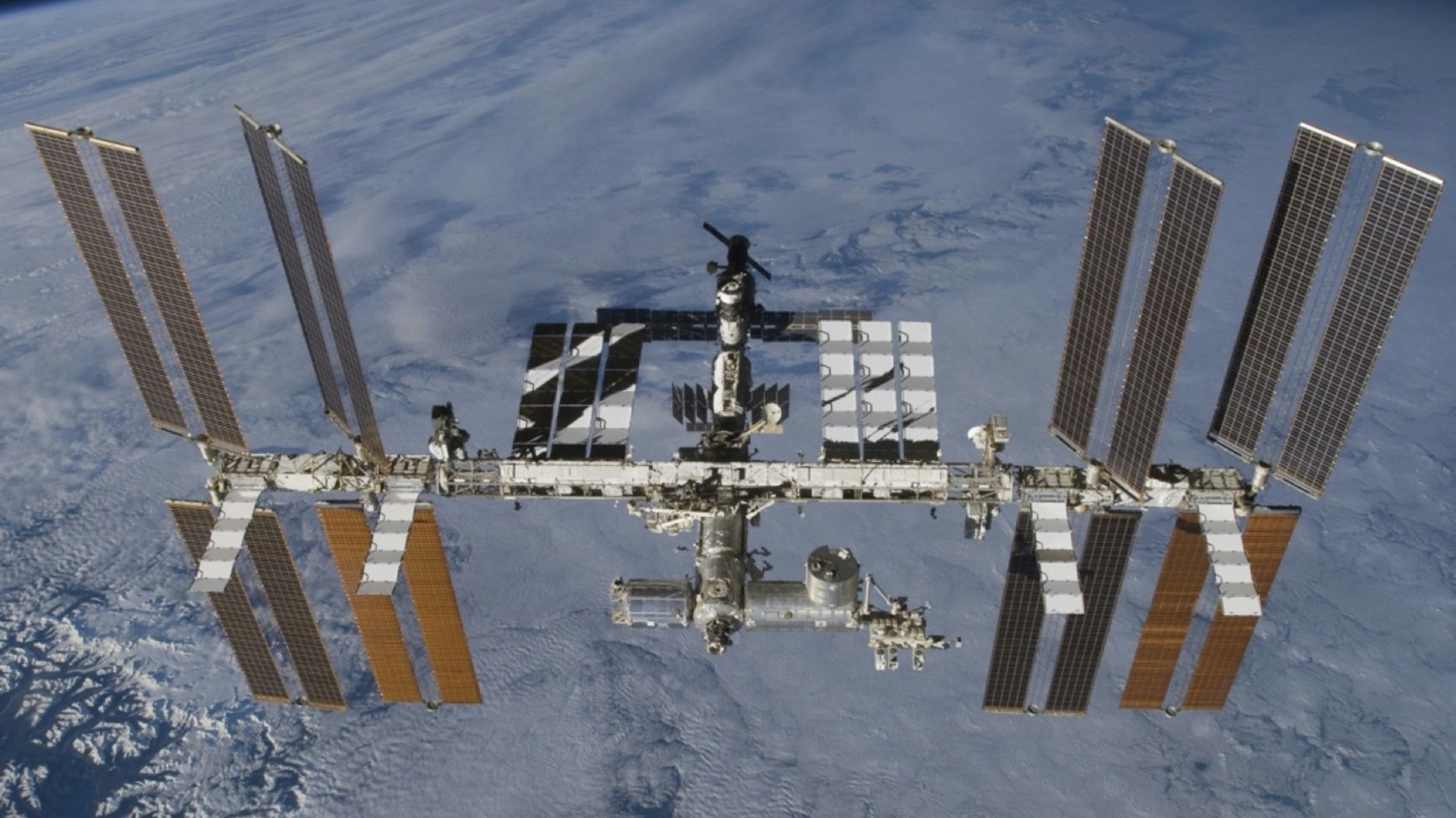 Auf der Außenseite der ISS fanden Experimente mit strahlungsresistenten Bakterien statt.