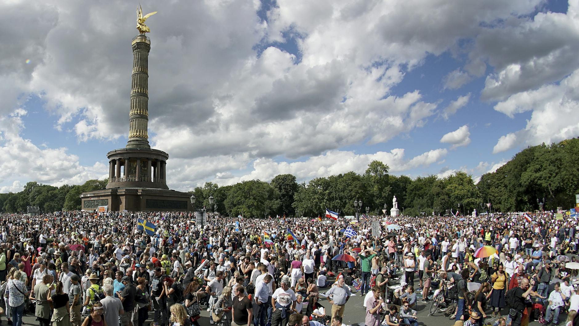 Die Demonstranten sammeln sich an der Siegessäule zur geplanten Abschlusskundgebung.