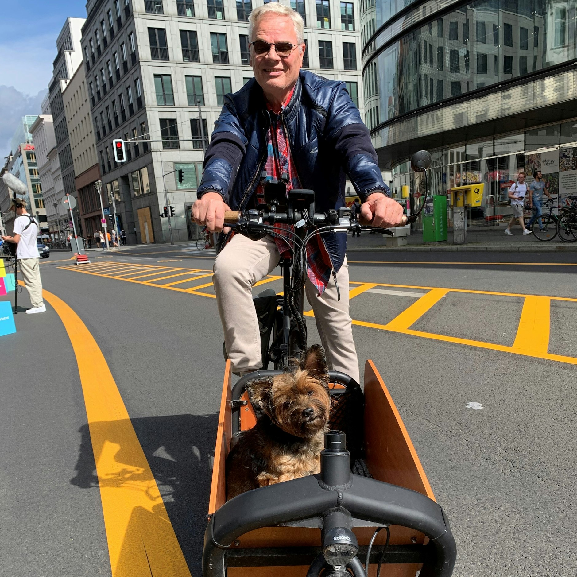 Uwe Münchow (62), seit zehn Jahren privat Lastenfahrradfahrer, sieht die Sperrung für Autos skeptisch. Seinem Yorkie Maya dürfte es egal sein.