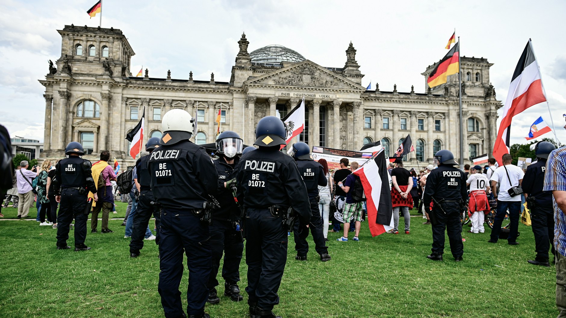 Vor dem Reichstag versammeln sich Protestierer mit der sogenannten Reichsflagge.