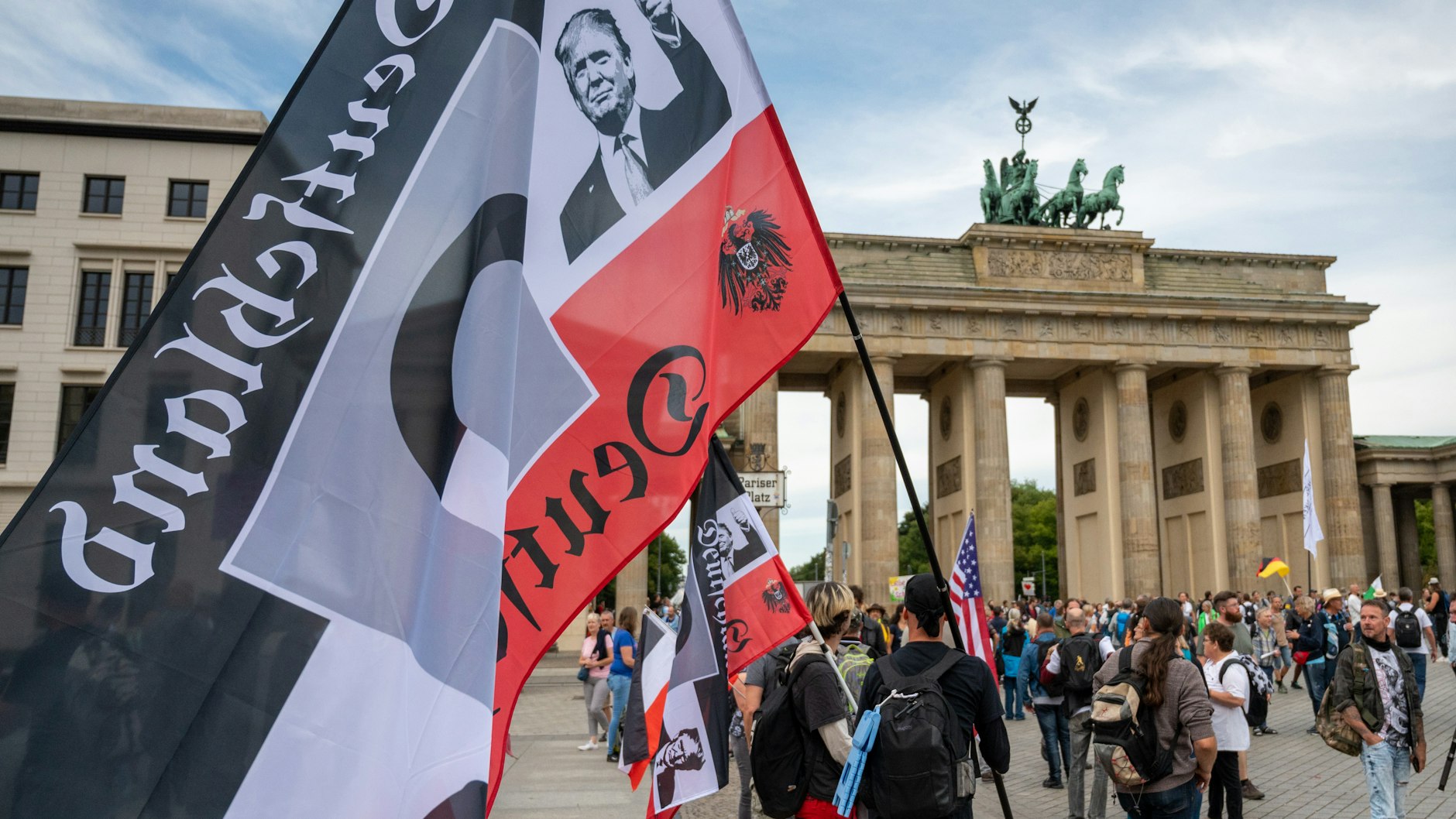 Ein Demonstrant mit einer große Reichsflagge vor dem Brandenburger Tor.