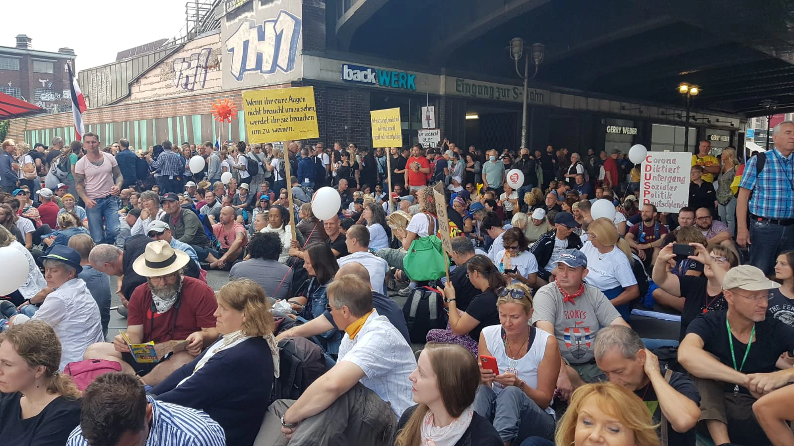 Protestierende zwischen „Hinsetzen“ und „Widerstand“.