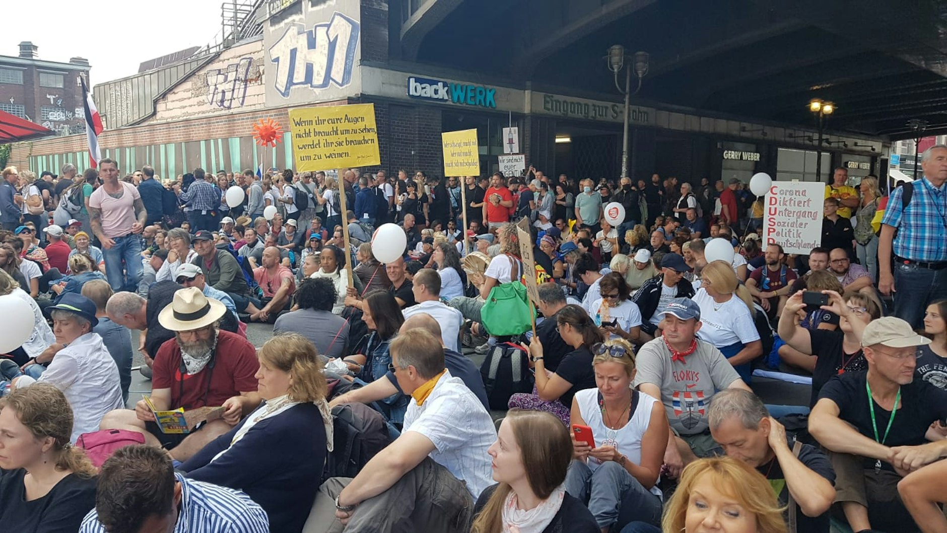 Protestierende zwischen „Hinsetzen“ und „Widerstand“.