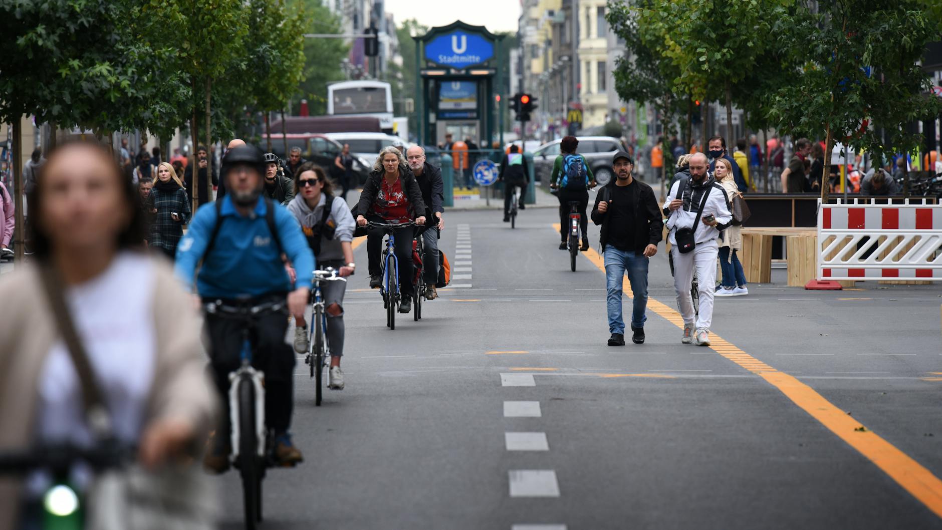 Autofreie Friedrichstraße für fünf Monate- - von diesem Sonnabend an. 