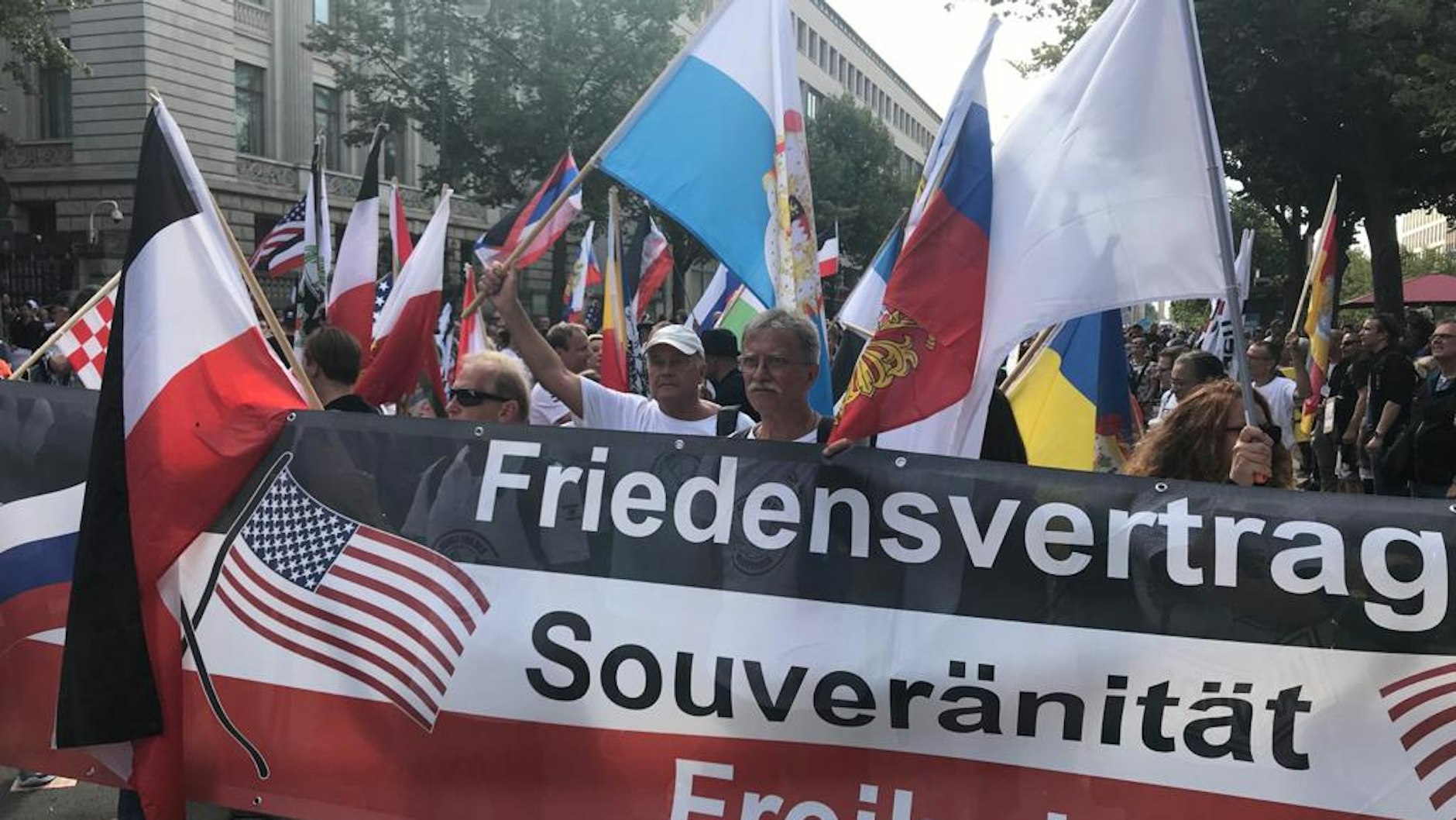 Prorussische Demonstranten auf der Straße Unter den Linden