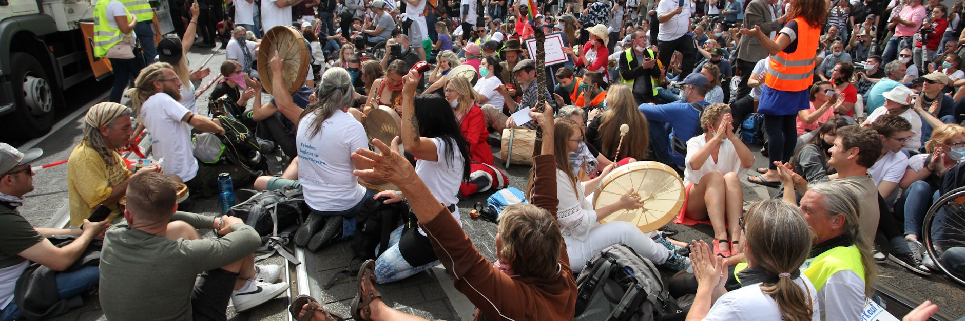 Sitzblockaden auf der Friedrichstraße. 