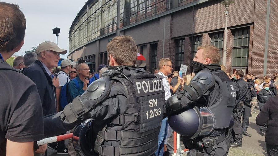 Demonstranten und Polizei diskutieren an der Ecke Friedrichstraße/Georgenstraße.