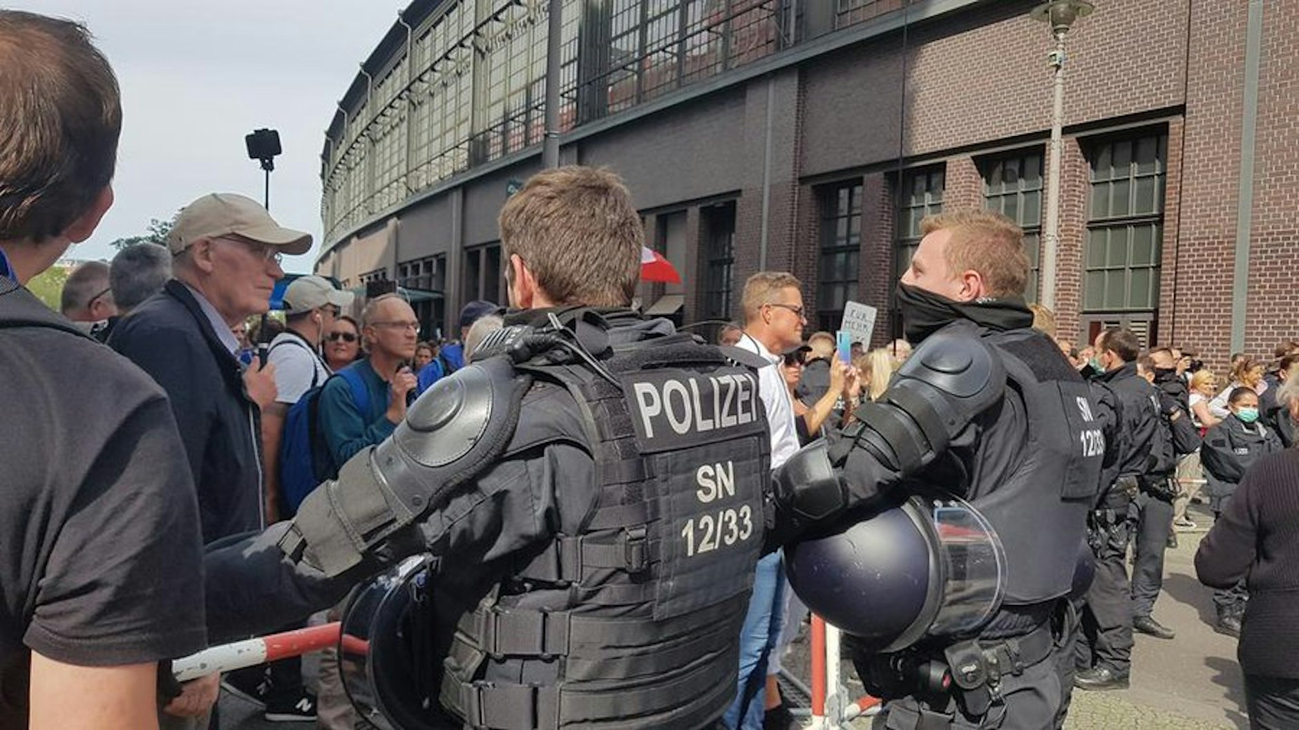 Demonstranten und Polizei diskutieren an der Ecke Friedrichstraße/Georgenstraße.