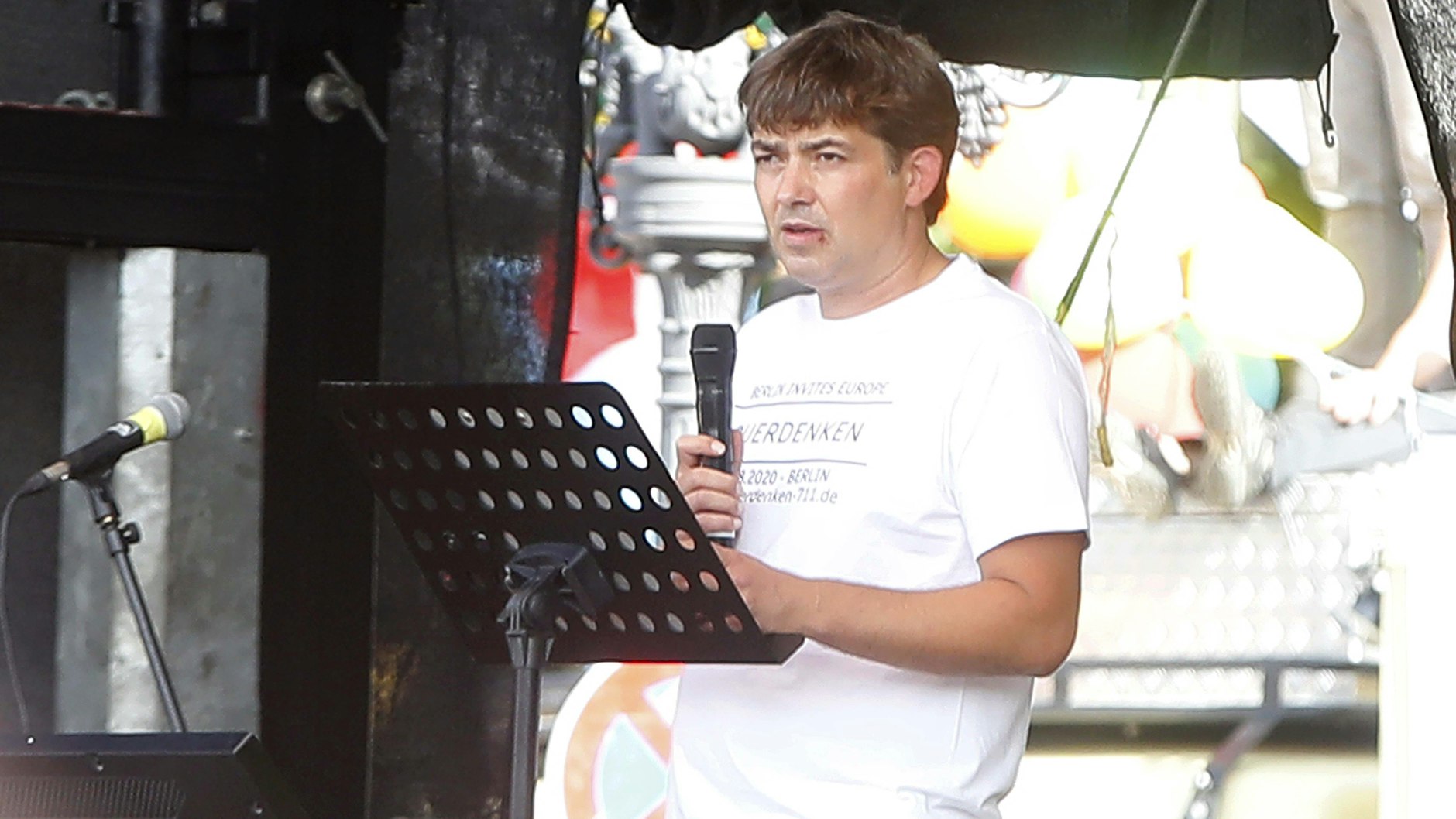 Querdenken-Organisator Michael Ballweg auf der Bühne an der Siegessäule