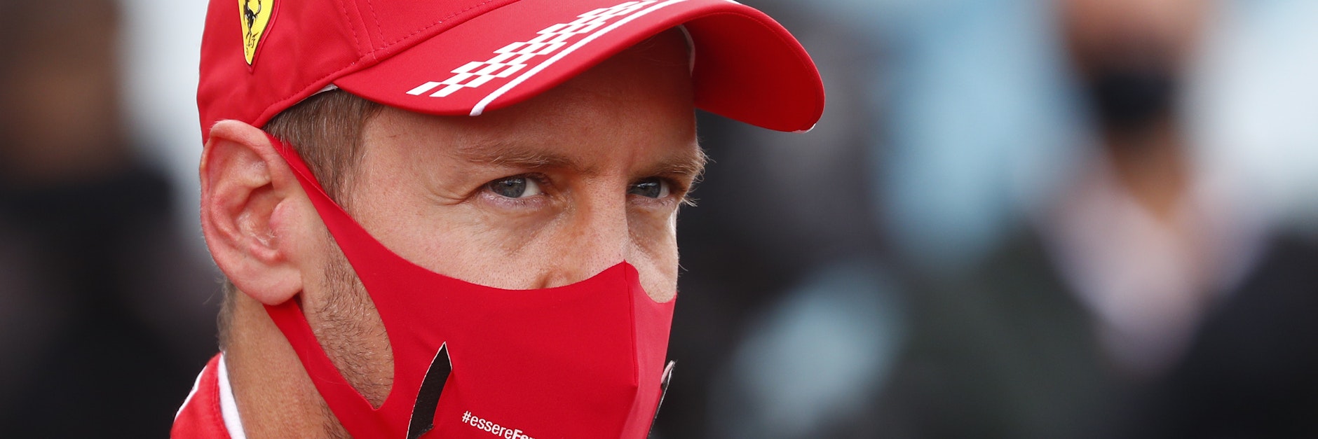 Das kann selbst die Maske nicht verdecken. Sebastian Vettel ist wegen der Katastrophensaison bei Ferrari ziemlich angefressen.
