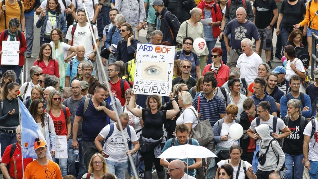 Zehntausende demonstrierten in der Innenstadt, an Brandenburger Tor und Siegessäule - Alte, Junge, große Gruppen, Paare und Familien. 