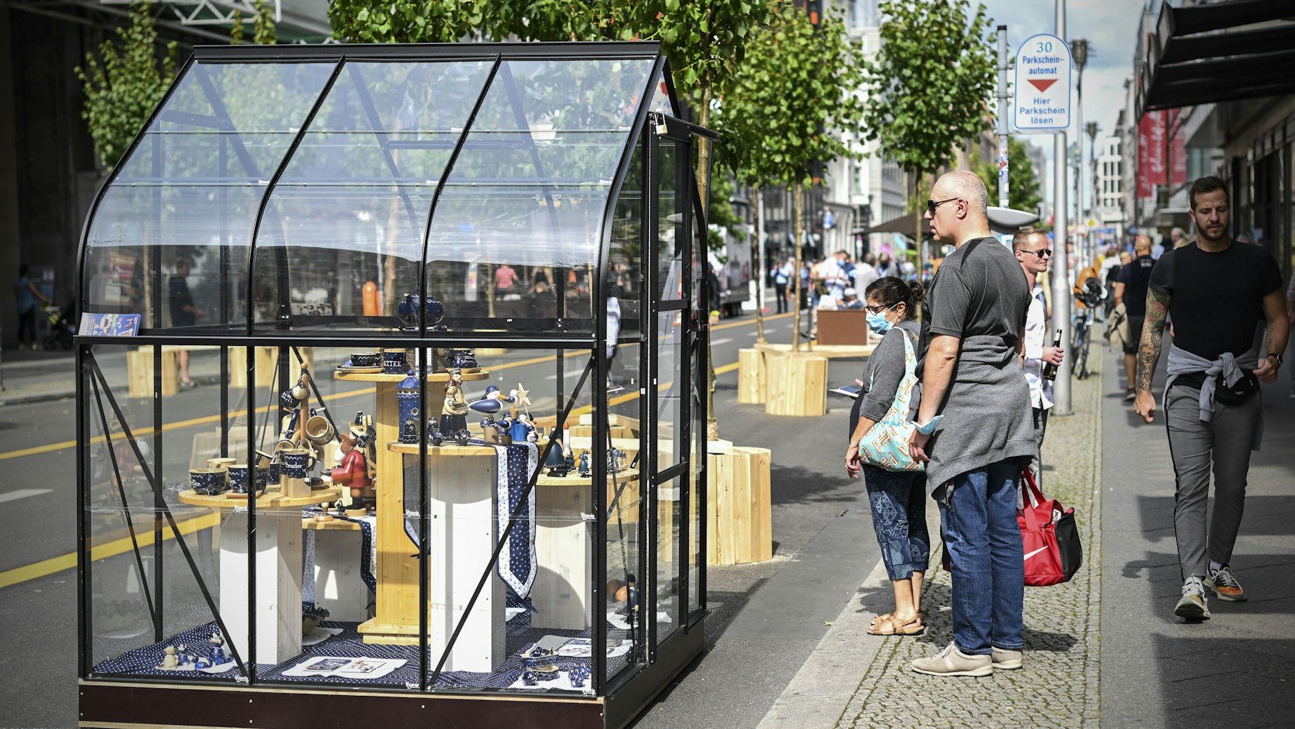 Etwas verwundert betrachtete dieses Paar die weihnachtliche Deko im Pavillon des Bürgelhauses.
