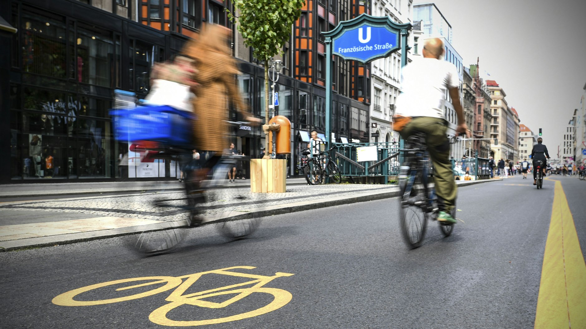 Viel Rücksichtnahme zwischen Radlern und&nbsp; Fußgängern war nicht nötig: Dafür waren zu wenige auf der Friedrichstraße unterwegs.