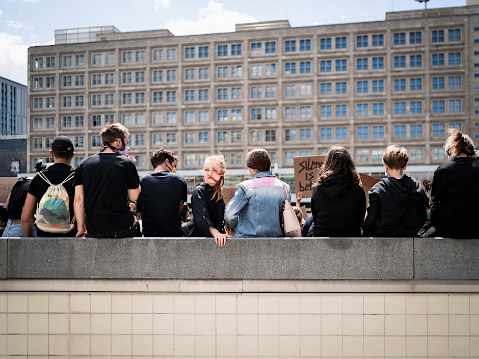 Wir stecken in dem Dilemma, dass wir uns vor dem Virus nur schützen können, wenn wir uns voreinander schützen: Jugendliche auf einer Demo in Berlin.
