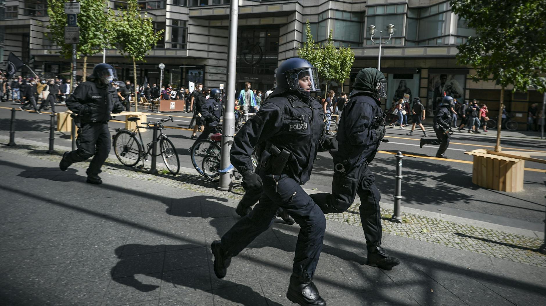 Laufstrecke statt Flaniermeile: Die Polizei hatte es eilig, den nicht angemeldeten Aufzug der Antifa zu stoppen.