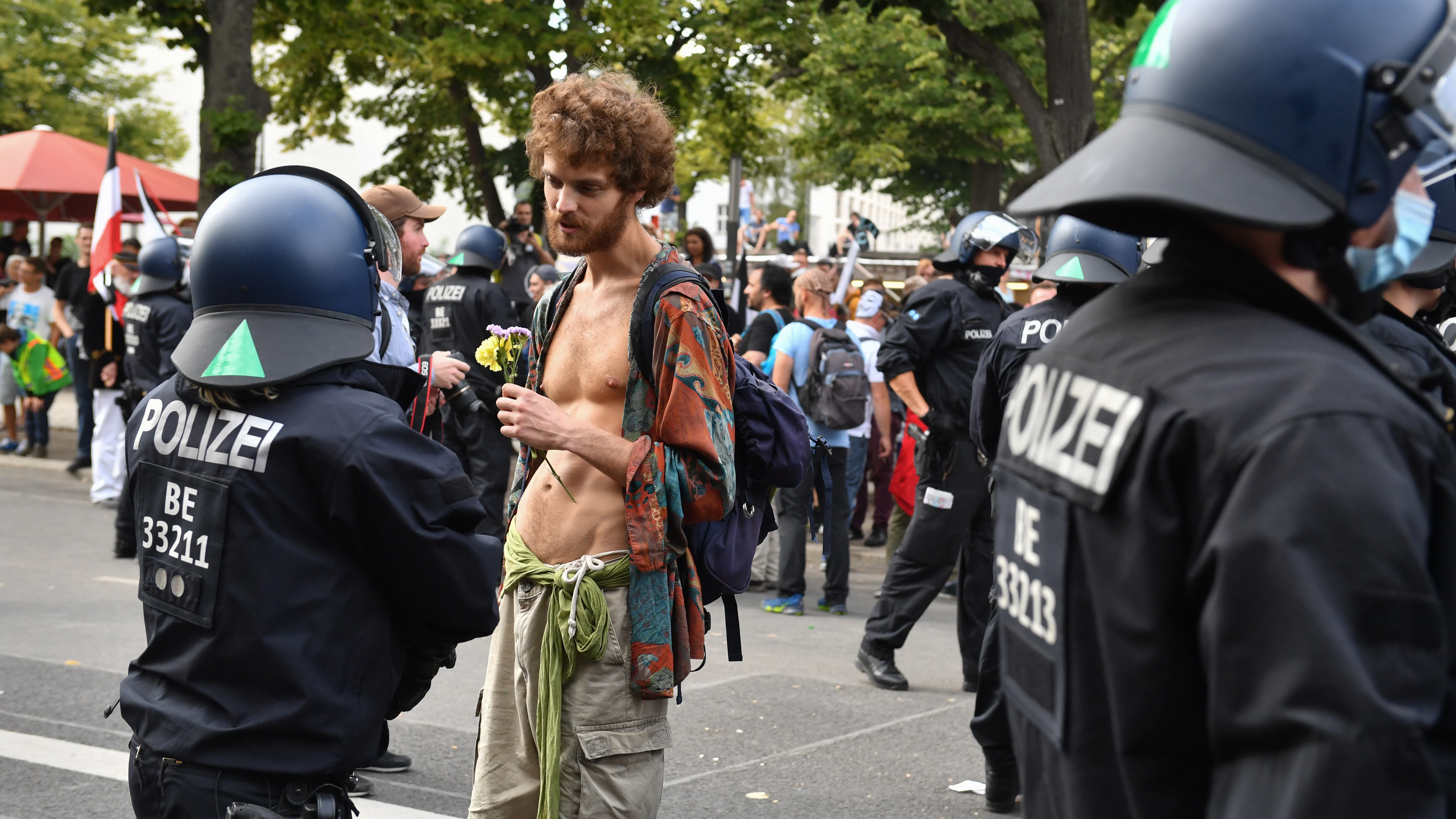 Ein Demonstrant unterhält sich mit einer Polizistin.&nbsp;