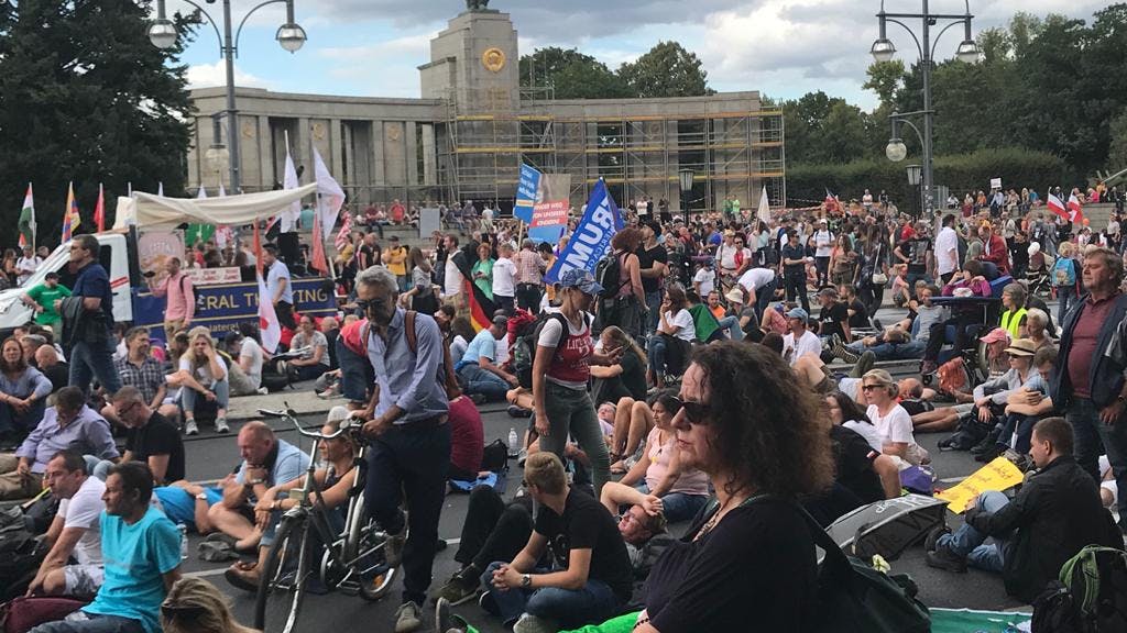 Demonstranten vor dem sowjetischen Ehrenmal während der Kundgebung - nicht immer in korrektem Corona-Abstand.