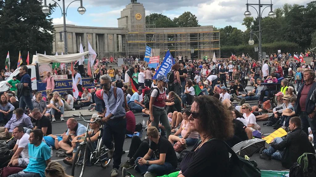 Demonstranten vor dem sowjetischen Ehrenmal während der Kundgebung - nicht immer in korrektem Corona-Abstand.