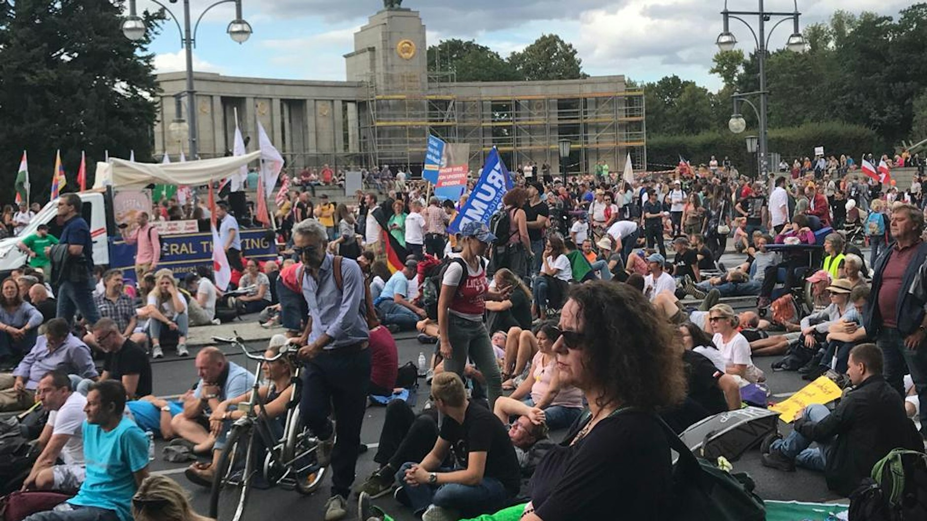 Demonstranten vor dem sowjetischen Ehrenmal während der Kundgebung - nicht immer in korrektem Corona-Abstand.