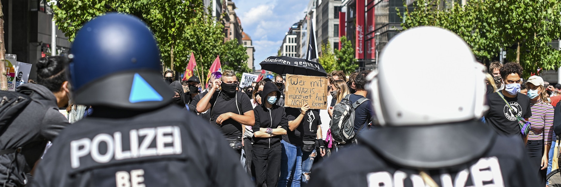 Ein bisschen Geschimpfe, ein paar Schubsereien, ein wenig Sprechchöre, aber der Auftritt der Antifa auf der Friedrichstraße war vergleichsweise friedlich.
