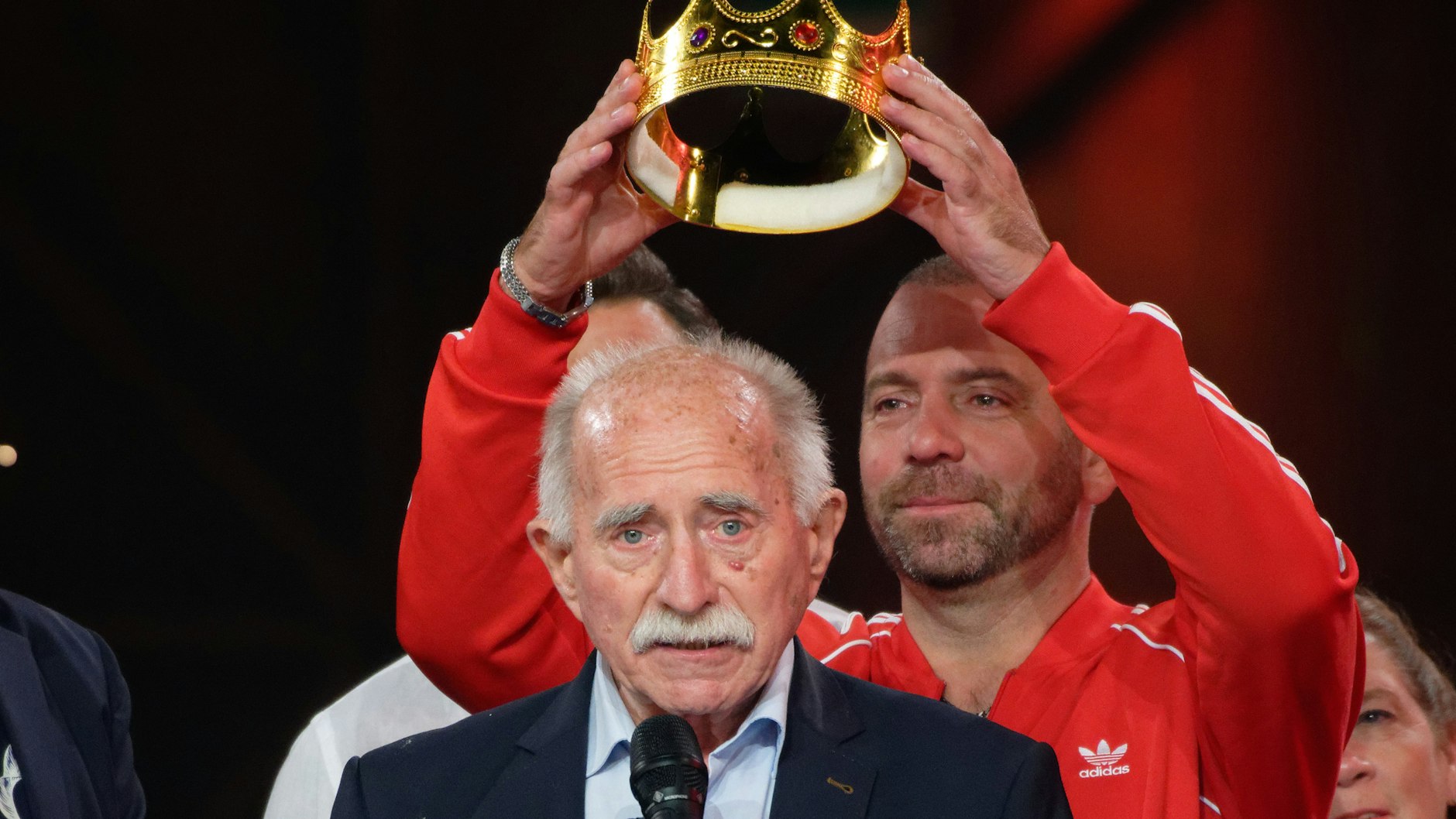 Malle-Sänger Ikke Hüftgold setzt Werner Hansch die&nbsp;„Promi Big Brother“-Krone auf.